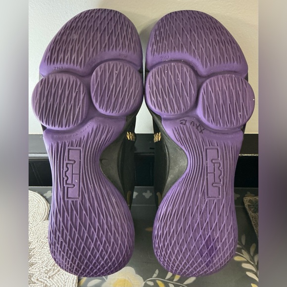 Nike LeBron James Witness 5 Basketball Shoe Black Purple Gold Lakers Mens SZ 13 - Picture 9 of 16